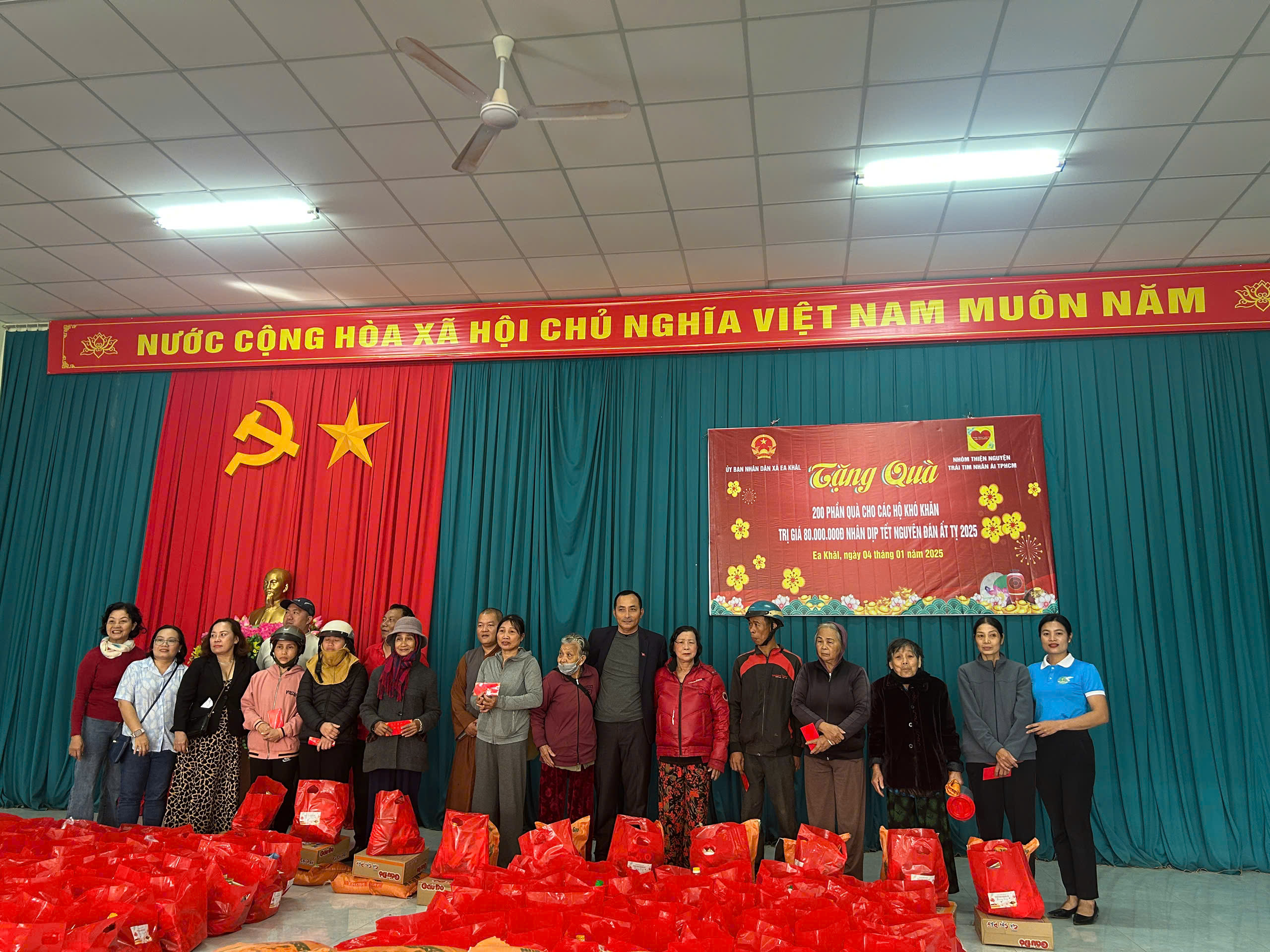 Tặng quà cho các hộ nghèo, hộ có hoàn cảnh khó khăn trên địa bàn xã Ea Khăl
